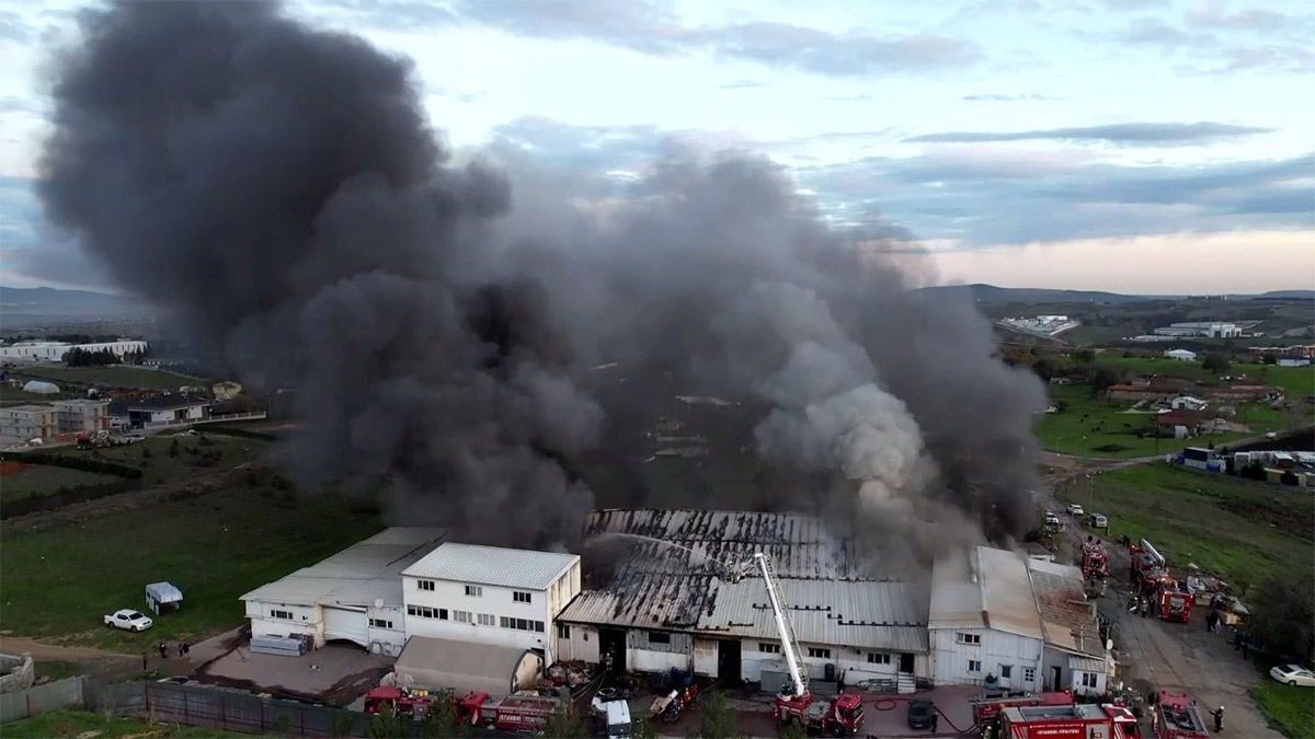 Tuzla'da kauçuk fabrikasında yangın! Dumanlar gökyüzünü kapladı