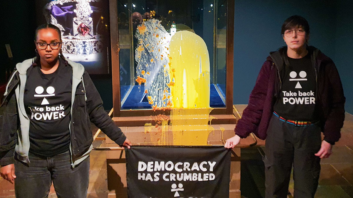 İngiltere'de kraliyet tacına muhallebili saldırı