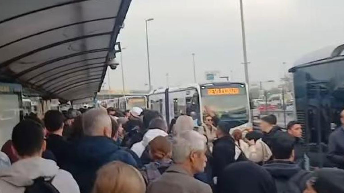 İstanbul'da durakta bayılan çocuk metrobüsün altında kaldı