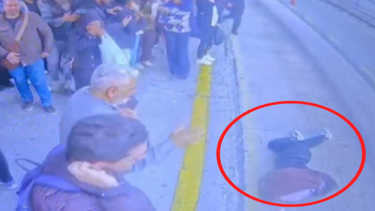 Cevizlibağ metrobüs durağında dehşet anları! Bayılıp yola düşen genç kıza metrobüs çarptı