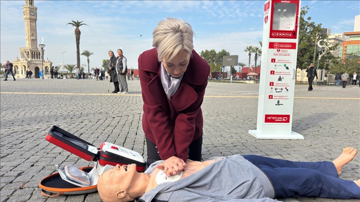 Hayat kurtaran adım! İzmir'in en yoğun 20 noktasına türk mühendislerinin geliştirdiği yerli şok cihazları yerleştirildi