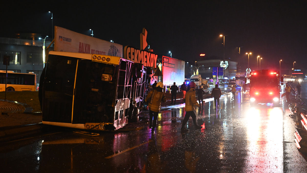 Sağanak yağış kaza getirdi: Çekmeköy'de otobüs devrildi