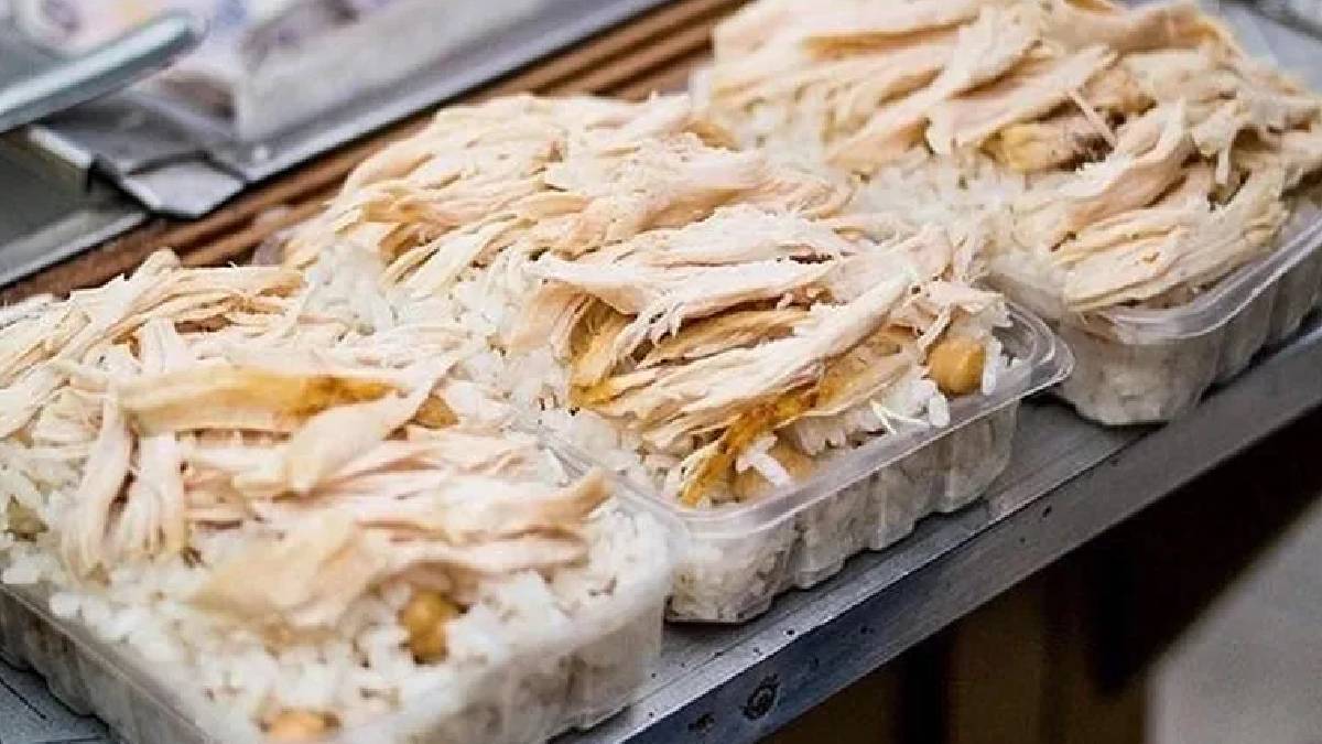 Tavuk yemeği yine hastanelik etti: 30 işçi zehirlendi