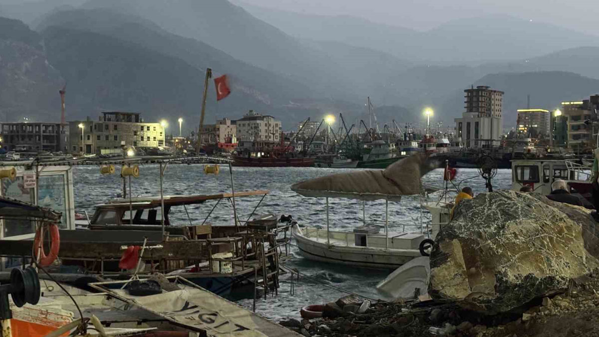 İskenderun’da fırtına: 5 tekne ve 1 yat alabora oldu