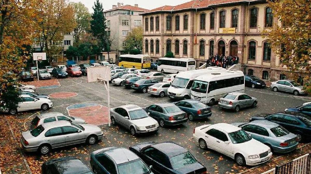 Valilik kararı tartışma yarattı: İstanbul'da 19 okul bahçesi ücretli otoparka dönüştürüldü