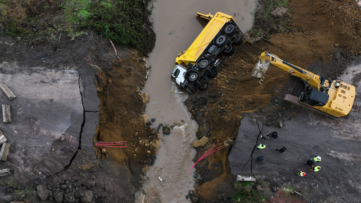 Sarıyer'de yol çöktü: Pikap ile kamyonet dereye uçtu