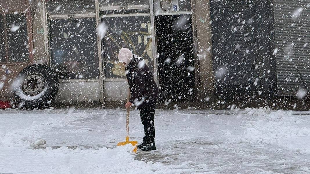 Marmara'dan Güneydoğu'ya kadar yağışlar devam ediyor: 8 il için kuvvetli kar uyarısı