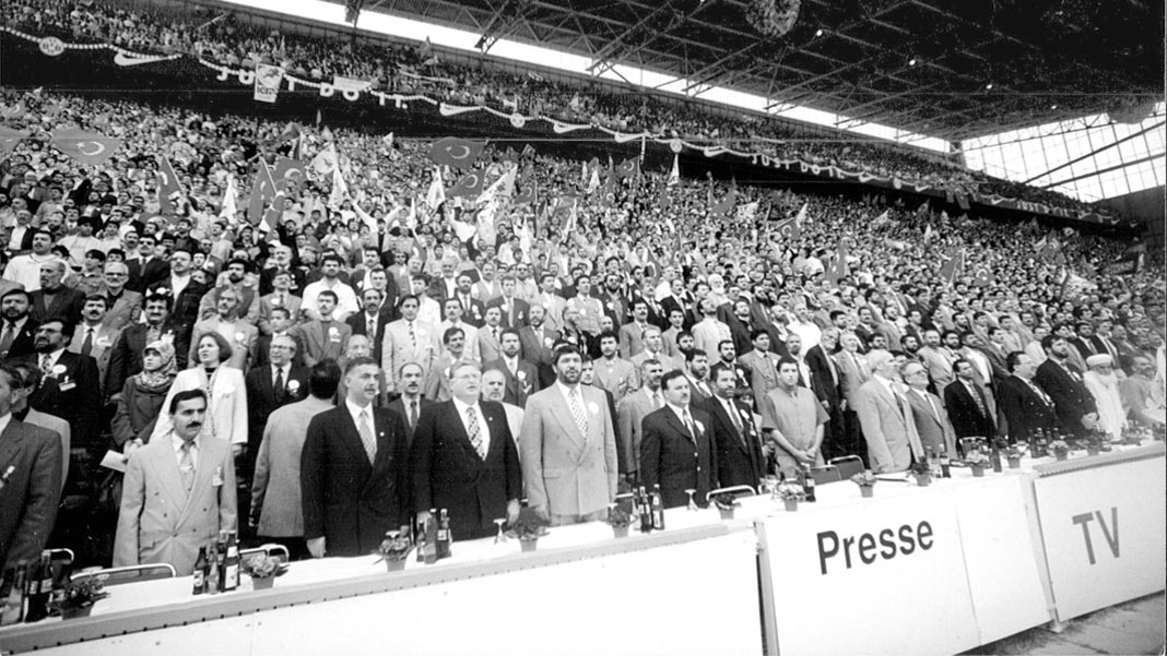 Dortmund’daki ‘Vatan Haini Köpekler’ ve Fatih Altaylı’nın hukukunu savunmak