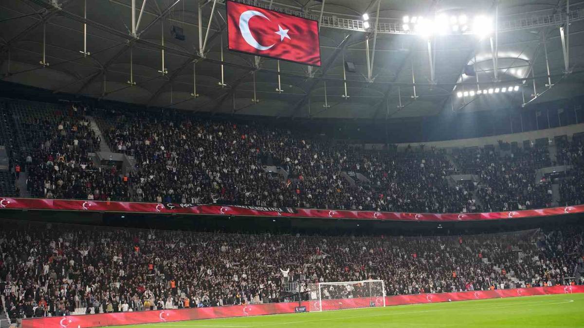Beşiktaş taraftarından Adalı ve Yalçın'a istifa protestosu