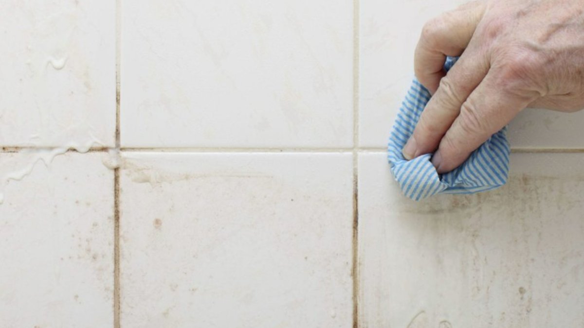 Sararmış derzlere kesin çözüm! Tek bir malzemeyle fayans aralarını pırıl pırıl yapan yöntem