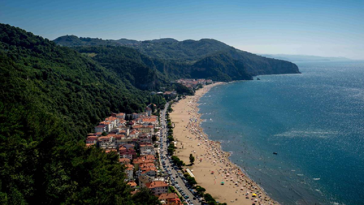 Mavi ve yeşilin uyumu burada ortaya çıkıyor! Karadeniz’in eşsiz adresi: Tatil tercihinde Bodrum’un rakibi oluyor