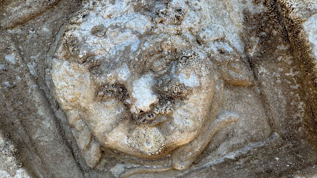 Amasra’da 2 bin yıllık gülümseyen Medusa figürü bulundu