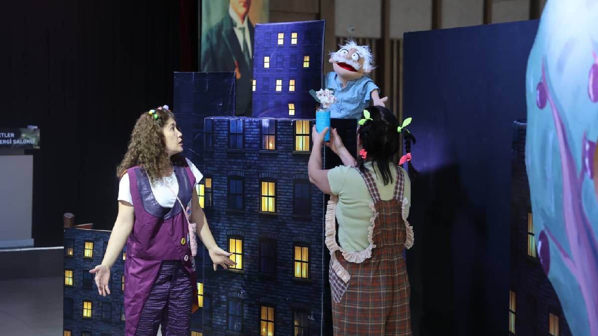 Eğlenceli ve öğretici çocuk tiyatrosu, miniklerden büyük beğeni topladı