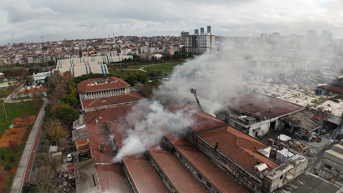 Bakırköy'de fabrika yangını! Dumanlar gökyüzünü sardı