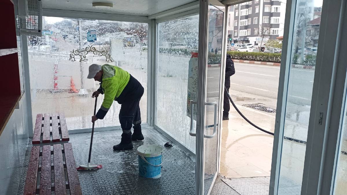 Duraklarda yıkama çalışması yapıldı