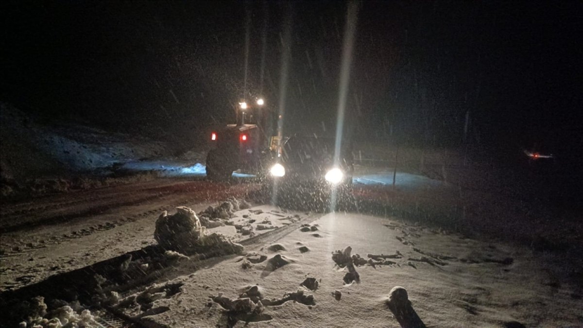 Muş’ta tipi geçit vermiyor! Kritik güzergah ulaşıma kapatıldı