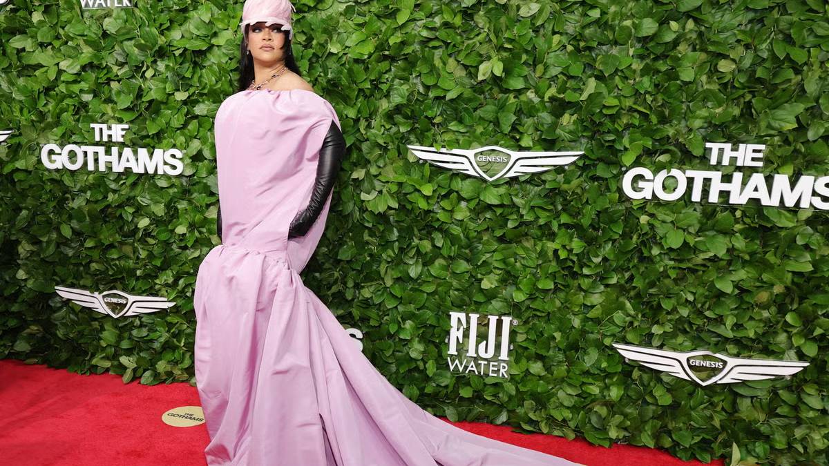 Ünlü yıldız 100 bin dolarlık elbisesi olay oldu! ‘Evdeki yorganı alıp çıkmış’