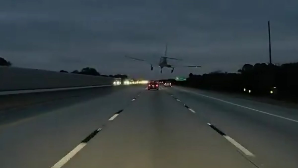 Küçük uçak otoyola acil iniş yaptı: Otomobilin üstüne düştü