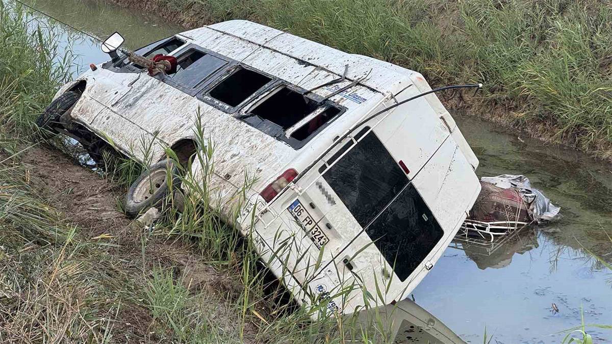 Adana'da tarım işçilerini taşıyan minibüs devrildi: 18 yaralı