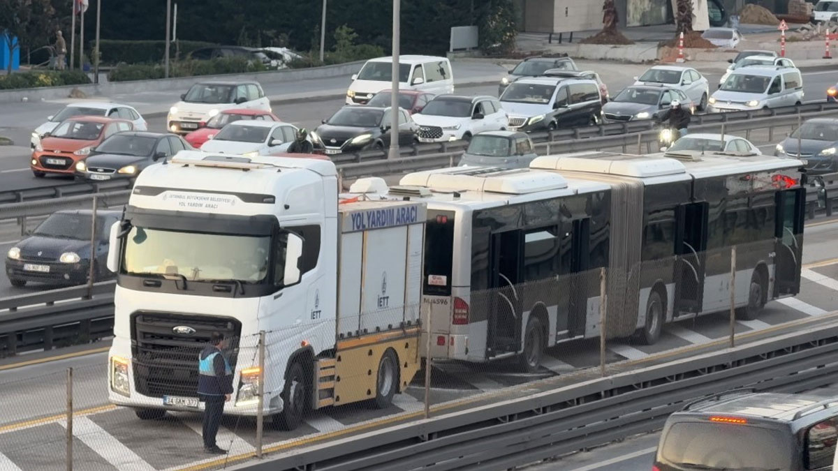 Küçükçekmece’de seyir halindeki metrobüste yangın: Yolcular tahliye edildi