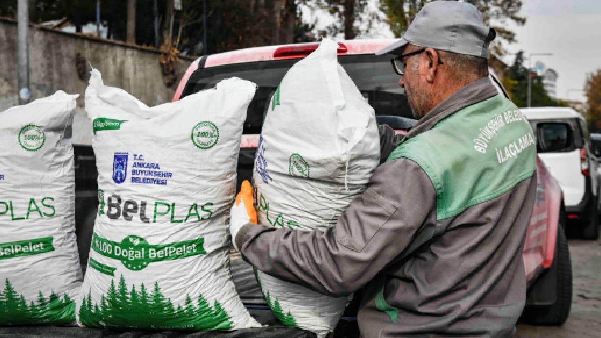 Büyükşehir bu yılda yakacak desteğini sürdürüyor: Soba ile ısınan ibadethanelere ve muhtarlıklara pelet dağıtımı yapıldı