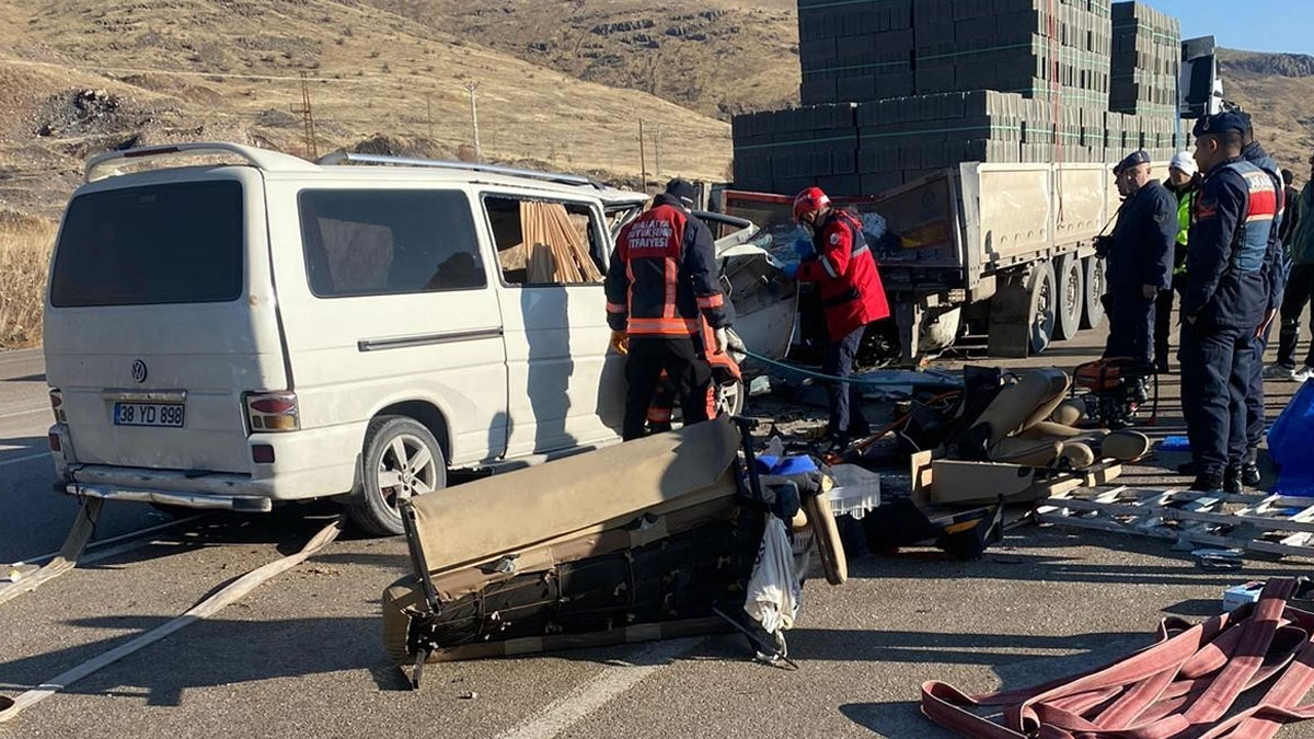 Malatya'da minibüs, TIR'a arkadan çarptı: 3 can kaybı