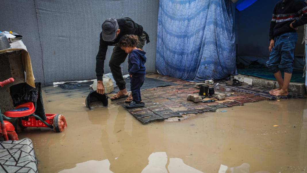 Gazze'de çadır kampları sular altında