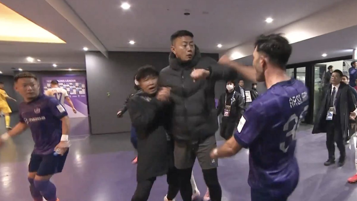 Japonya'da futbol oynayan Tolgay Arslan devre arası rakibiyle tartıştı: Büyük gerginlik