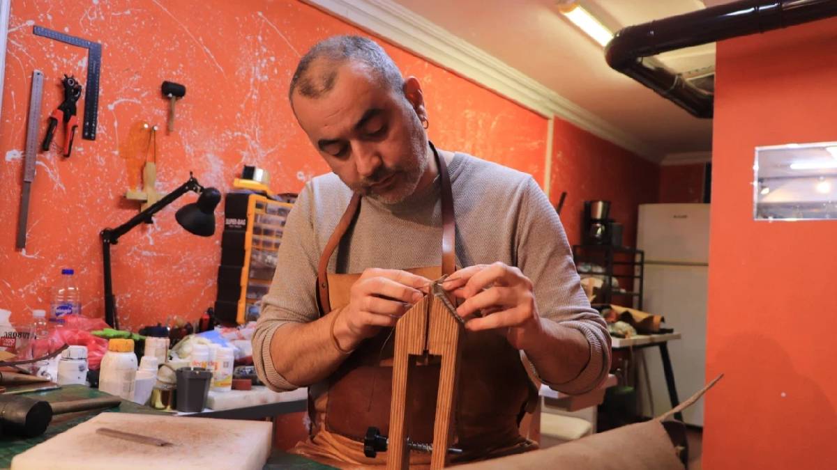 Kafa dağıtayım diye başladı, kısa mesleği oldu! 3 yıl önce kurduğu atölyede tek tek işliyor