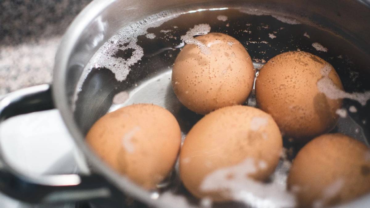 Yumurtayı haşladıktan sonra herkes aynı hatayı yapıyor! Kabuğu kolay soysa da dokusunu ve lezzetini bozuyor