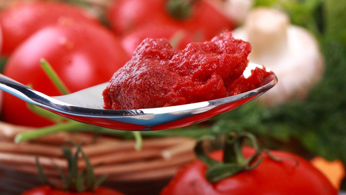 Salçaların küflenmesini önlemek çok basitmiş! Kapağını kapatmadan önce kapağa biraz sürün: Küf tarihe gömülecek