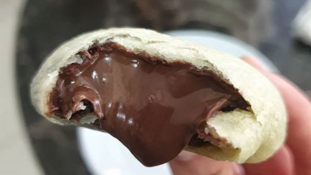 Evde yapımı çok pratik! İzmir'in meşhur lezzeti, akışkan çikolatasıyla orijinal İzmir bombası tarifi