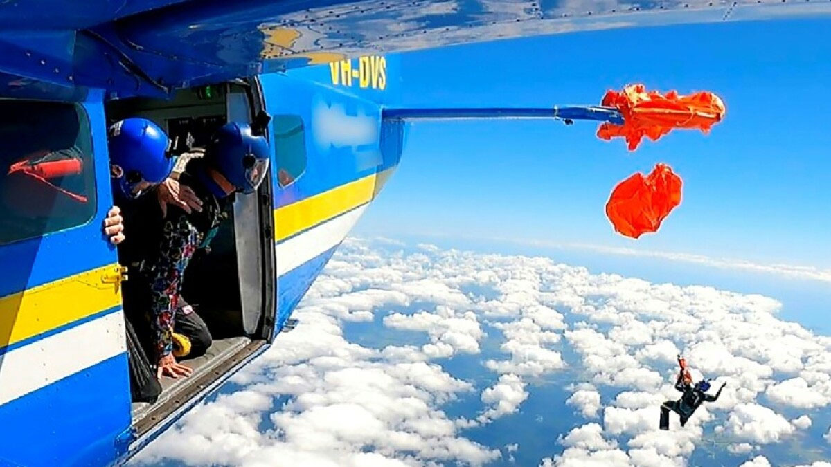 Paraşütçü uçağın kuyruğunda asılı kaldı