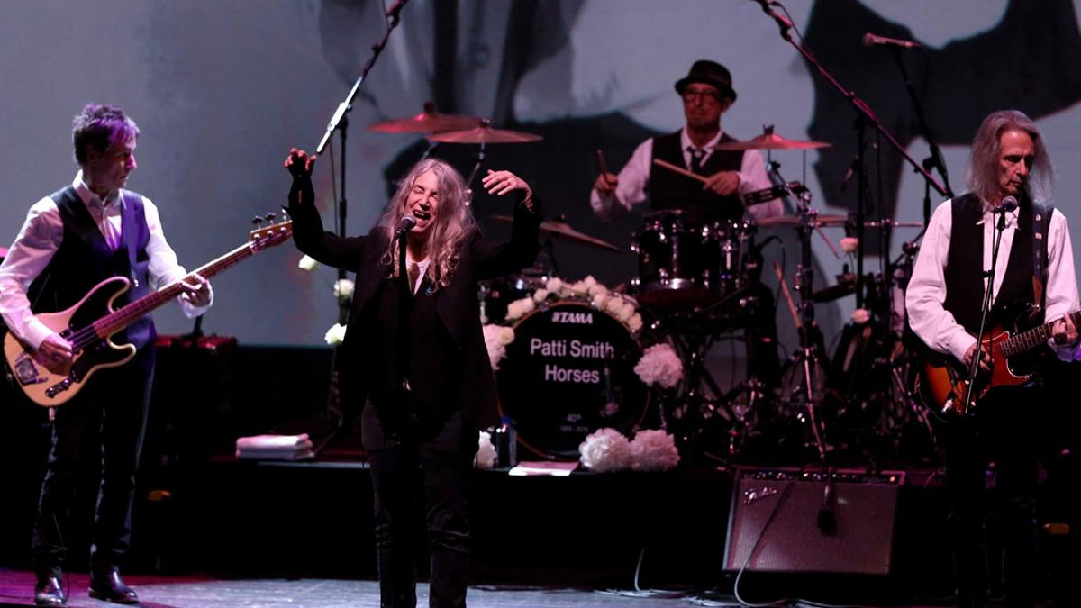 Rock müziğinin efsanesi Patti Smith İstanbul’da konser verecek