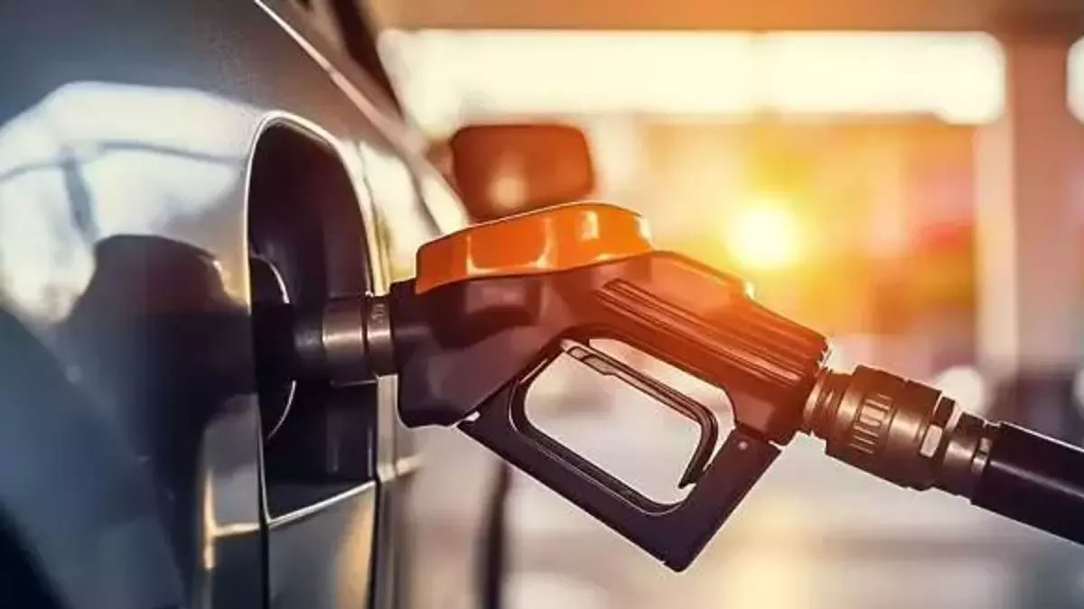 Araç sahiplerine gün doğdu: Motorine dev indirim geliyor, tabela o saatte değişecek