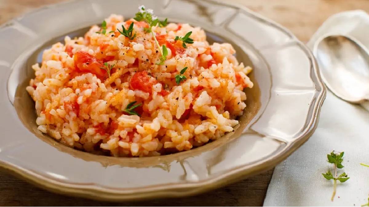 Domatesli pilav nasıl yapılır? Davet sofralarınıza lezzet şıklığı: İşte domatesli pilav tarifi