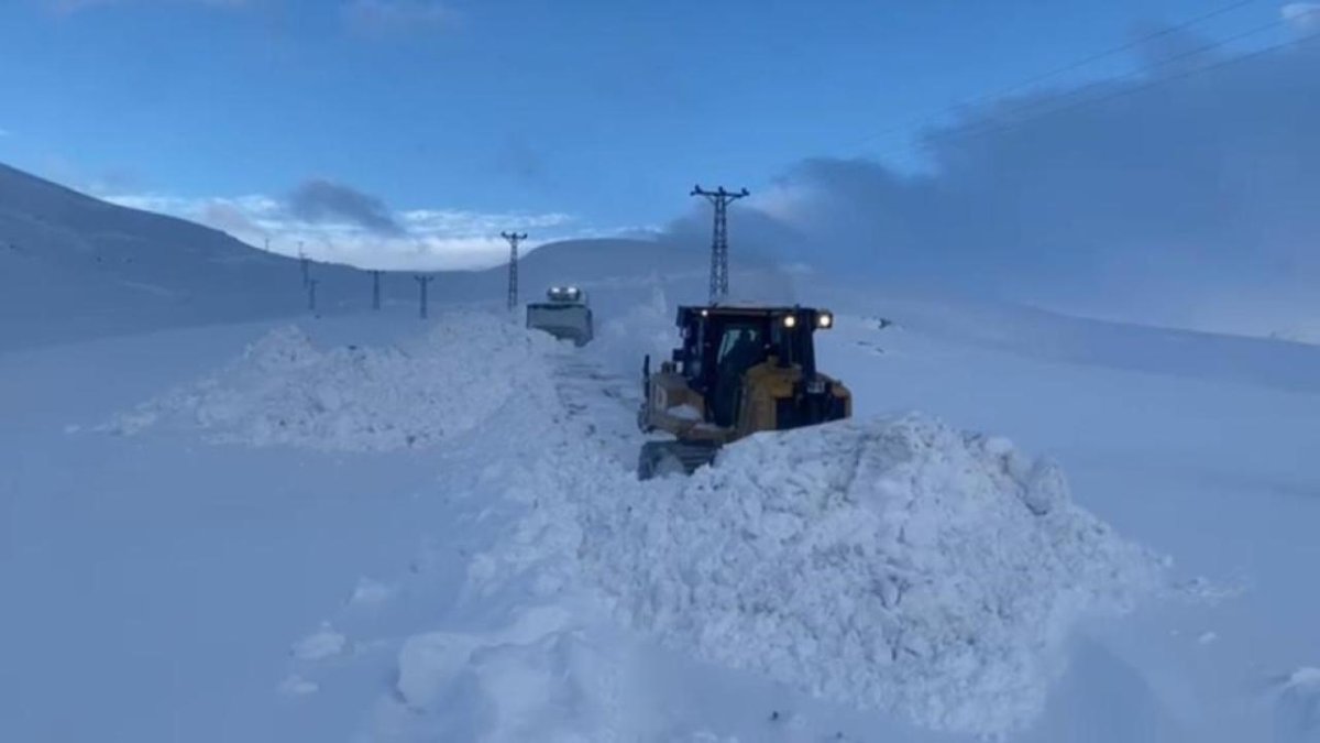 Yolu açmak için 3 gün uğraştılar! 1 metrelik kar esareti: Dozerler bile zorlanıyor