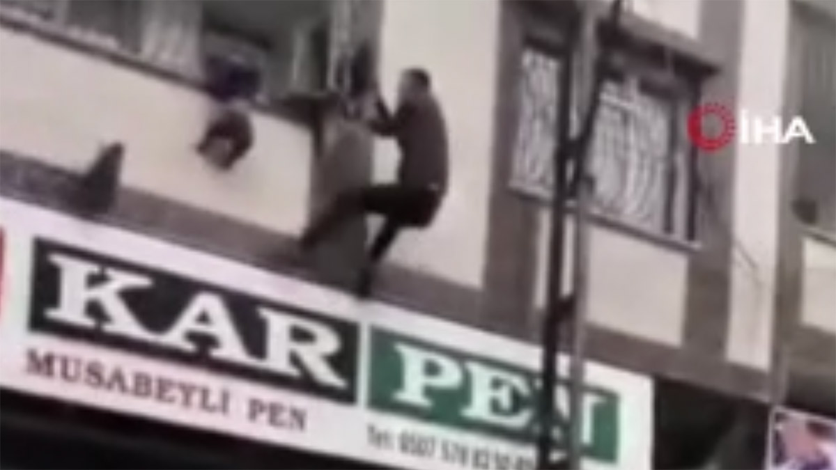 Gaziantep’te nefes kesen kurtarma: Balkonda asılı kalan çocuğu elektrik direğine tırmanarak kurtardı