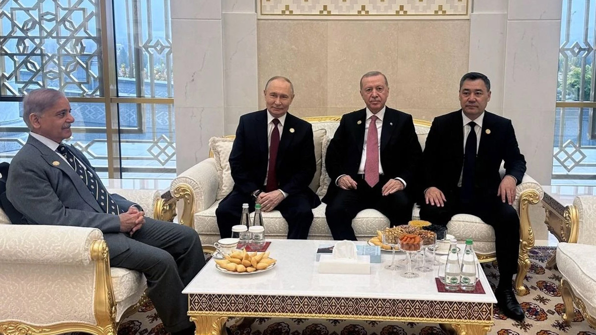 Erdoğan, Türkmenistan'da Putin'le bir araya geldi