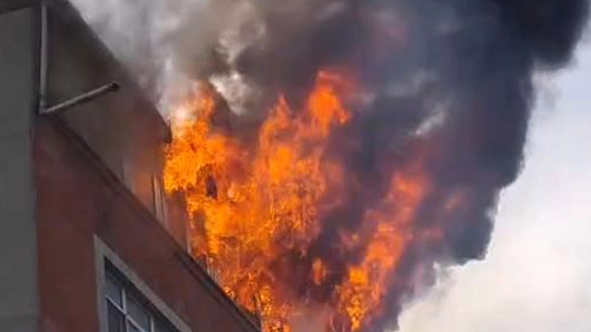 Sultangazi'de bir binada büyük yangın! 5. kattan atladı