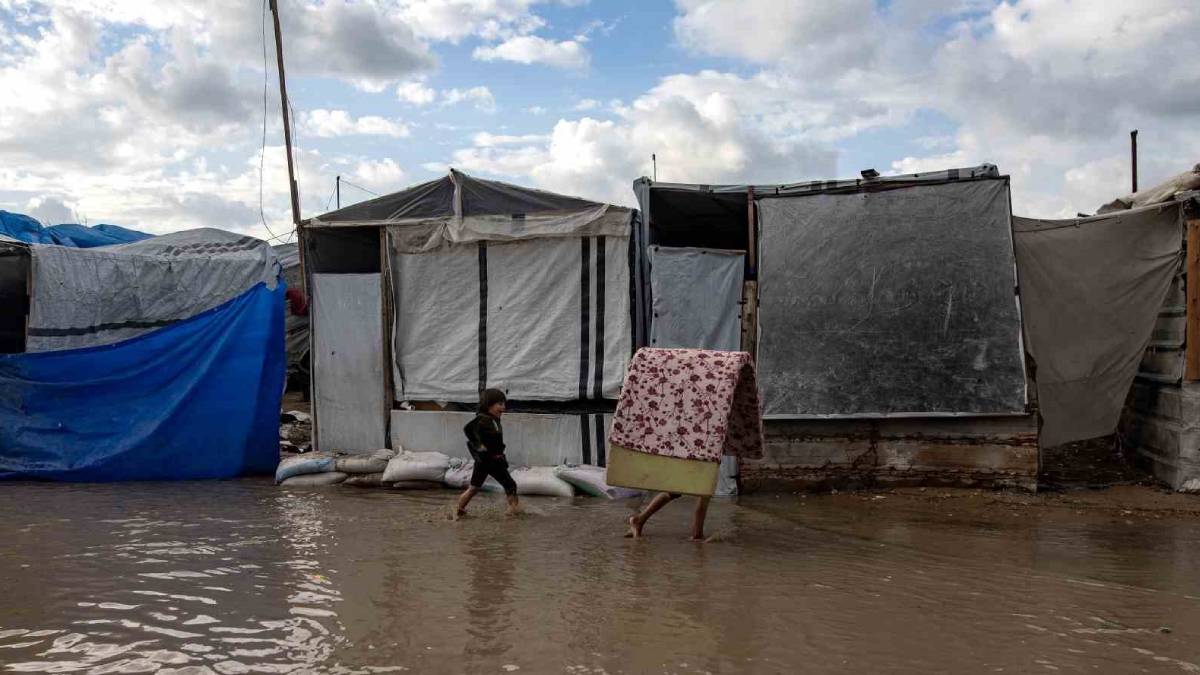 Gazze’yi vuran fırtınada 12 kişi hayatını kaybetti, 27 bin çadır hasar gördü