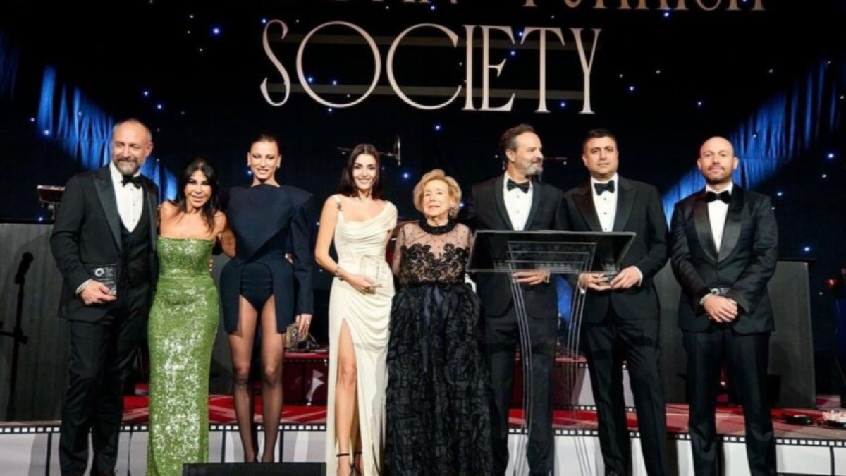 Hande Erçel'den sürpriz aşk itirafları! Dedikodular doğruymuş: Ünlü yapımcıyla havaalanında tanışmışlar