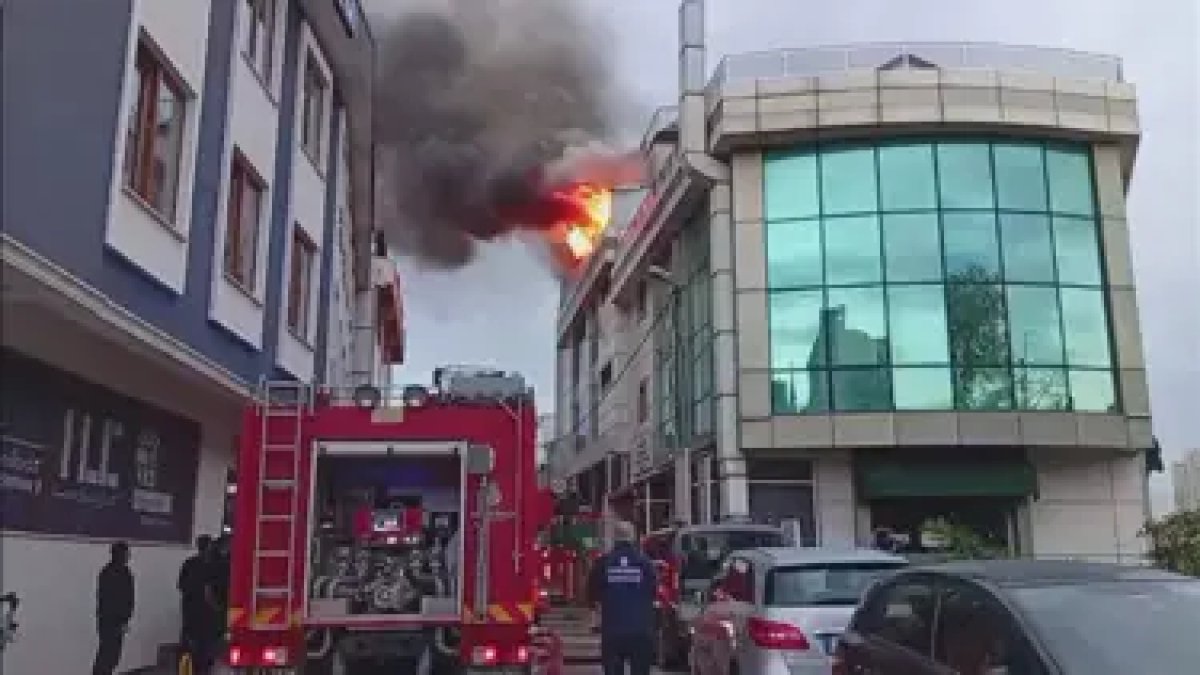 Ataşehir'de otel çatısında yangın: 9 kişi tahliye edildi