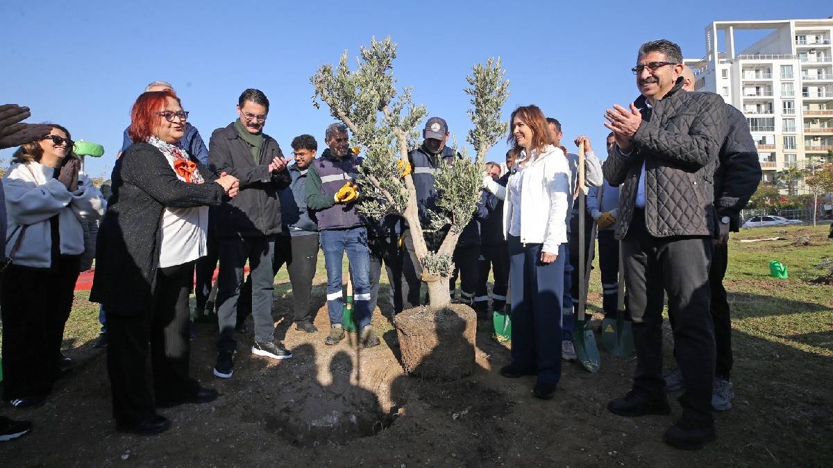 Karşıyaka’da zeytin fidanları toprakla buluştu