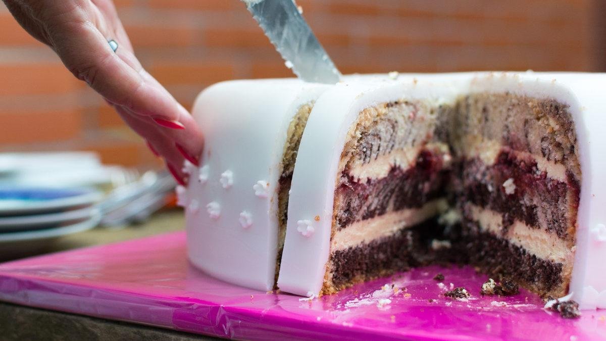 Pastayı dağıtmadan dilimlemenin sırrı! Çikolatalı ve kremalı lezzetleri kesmek artık çok kolay