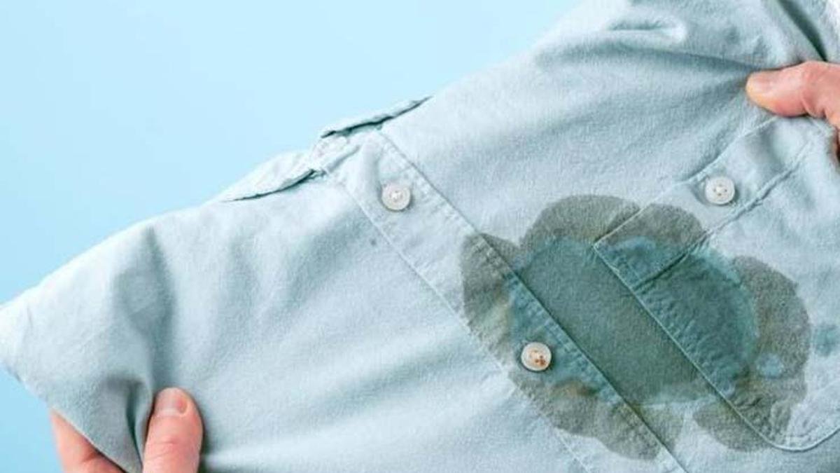 Anında çözüm! Kıyafetlerdeki yağ lekelerini söküp atan sihirli karbonat ve ütü hilesi!
