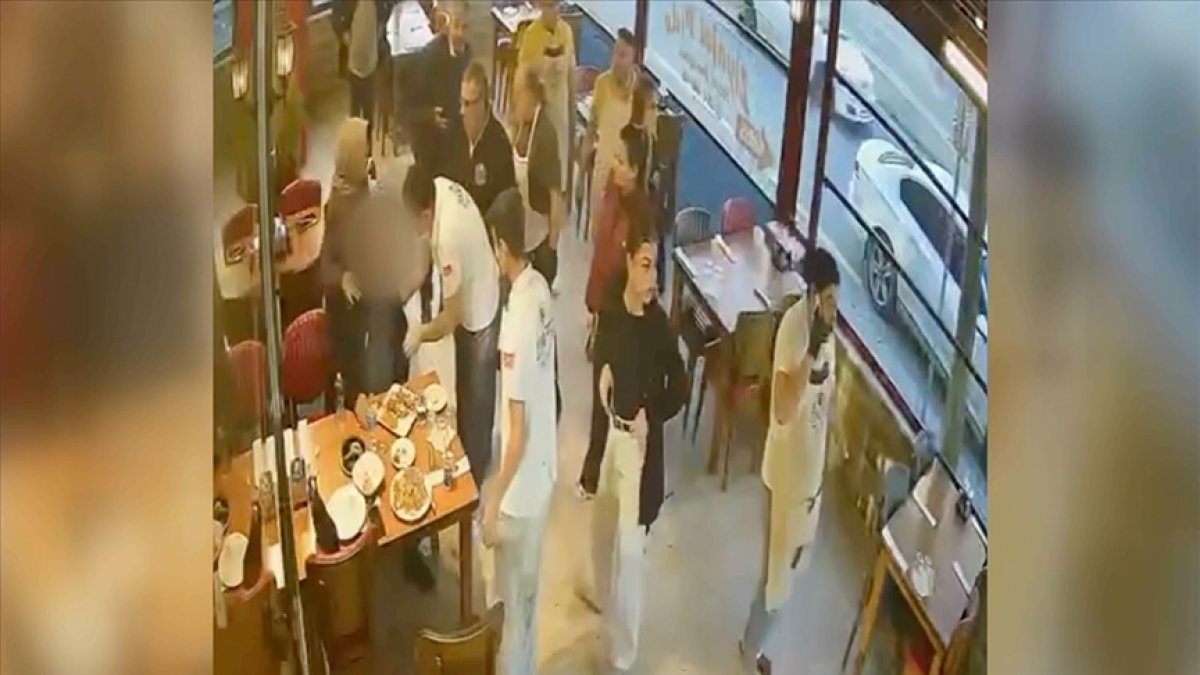 Kahraman işletmeci hayat kurtardı! Fenalaşan müşterisine kalp masajı yaparak diriltti