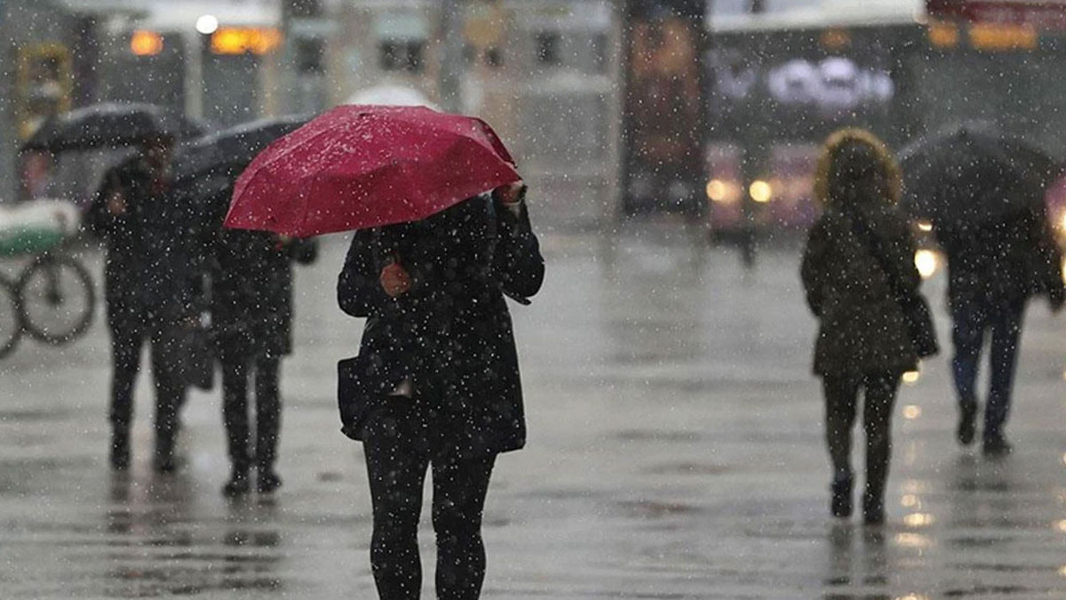Meteoroloji uyardı... Yağışlı hava yurdu etkisi altına alıyor: Bazı bölgelerde kar görülecek