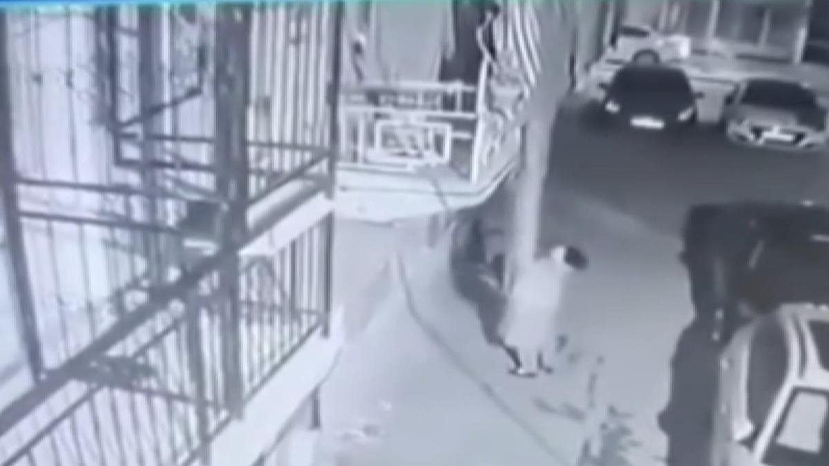 Bu kez çalınan araba ya da altın değil! Balkonda asılı halıyı saniyeler içinde çaldı