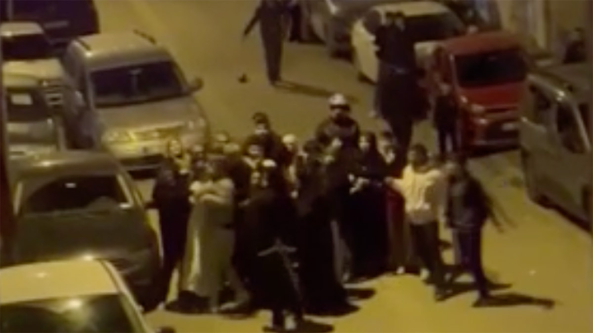 Esenyurt'ta çocukların kavgasına aileler dahil oldu! O anlar kamerada